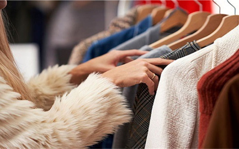 تخفيضات كبرى على أسعار الملابس والأحذية في الأسواق قبل عيد الفطر